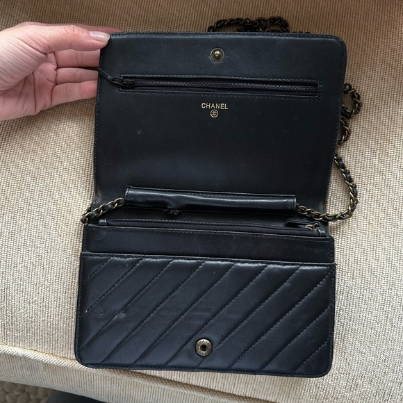 Chanel Black Chevron Leather Crossbody Bag - Picture 3 of 5
